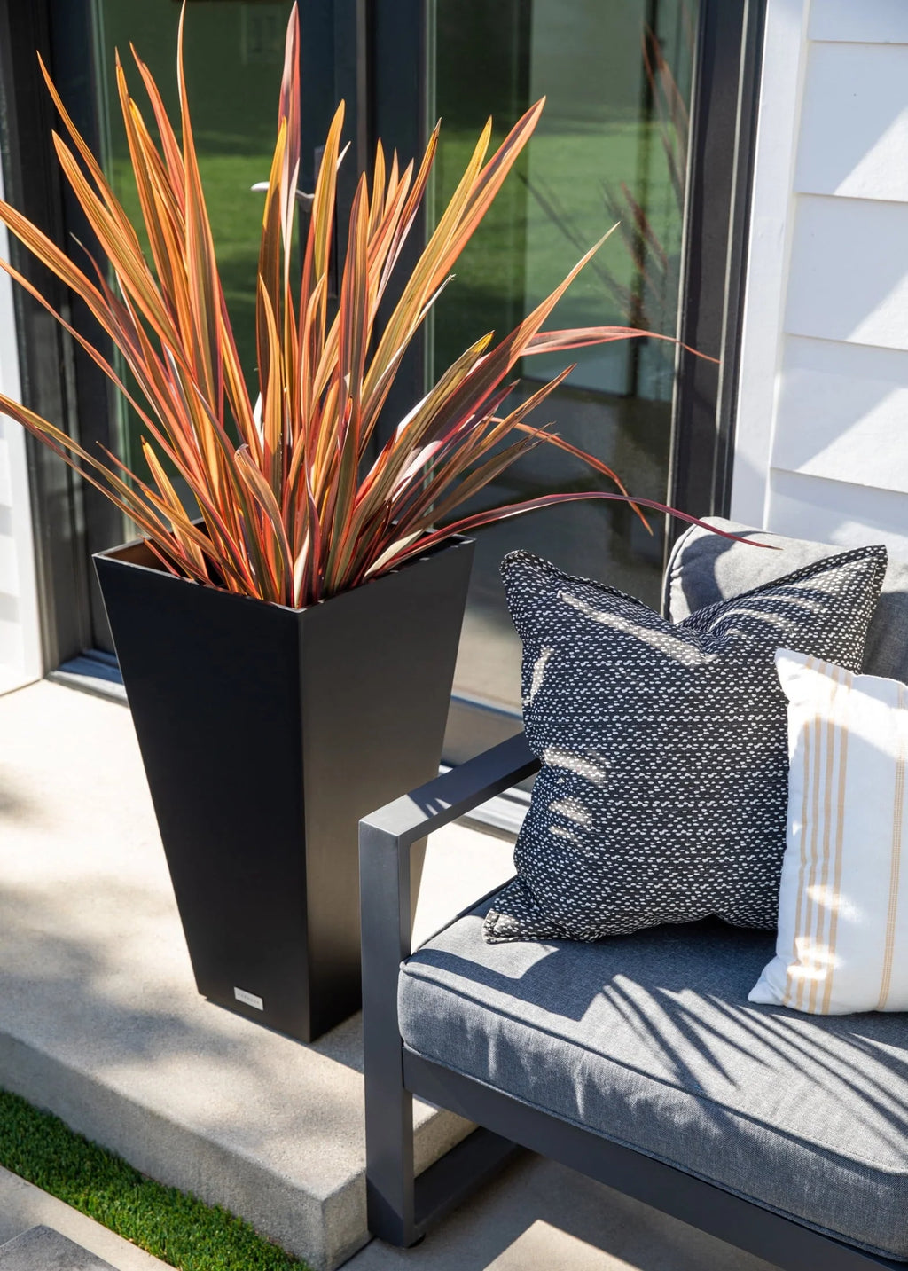 Veradek Pure Series Midland 26" Planter Black