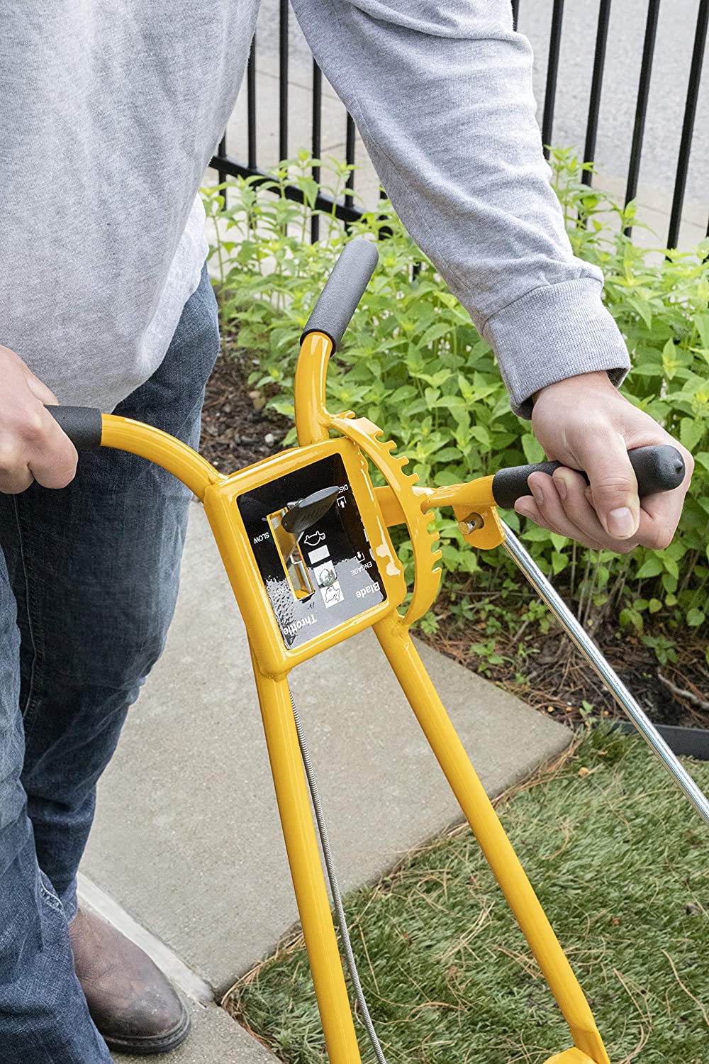 101-5.5GT-7Gas Powered Lawn Edger. 5.50 Gross Torque/3.5 HP B&S Engine 7 Wheels