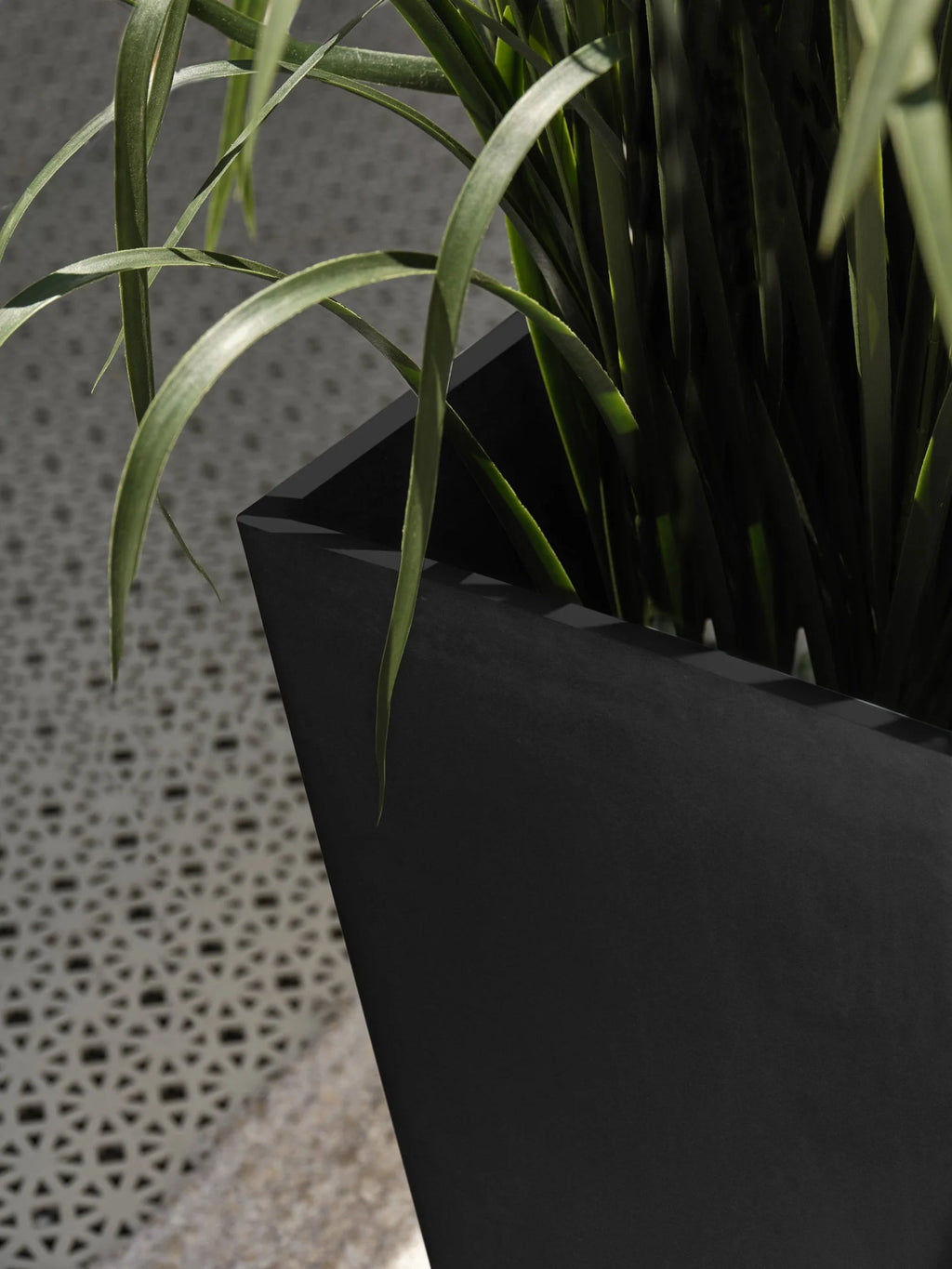 Veradek Pure Series Midland 26" Planter Black