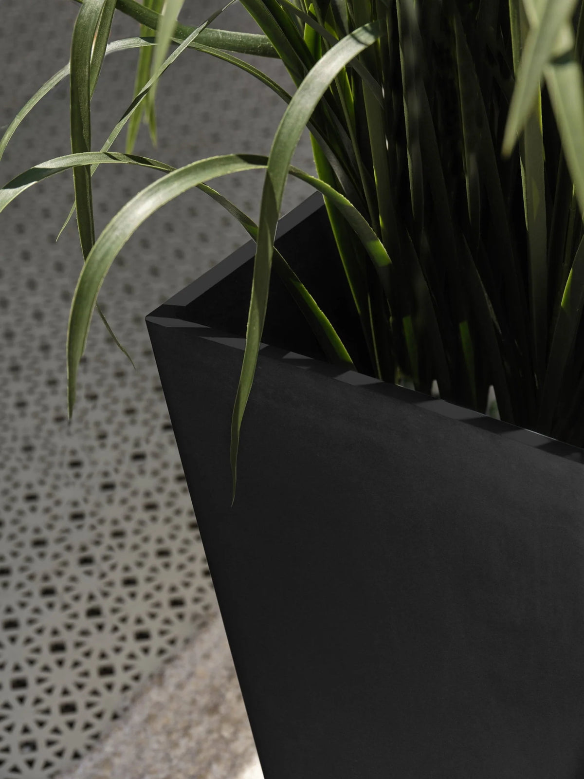 Veradek Pure Series Midland 26" Planter Black
