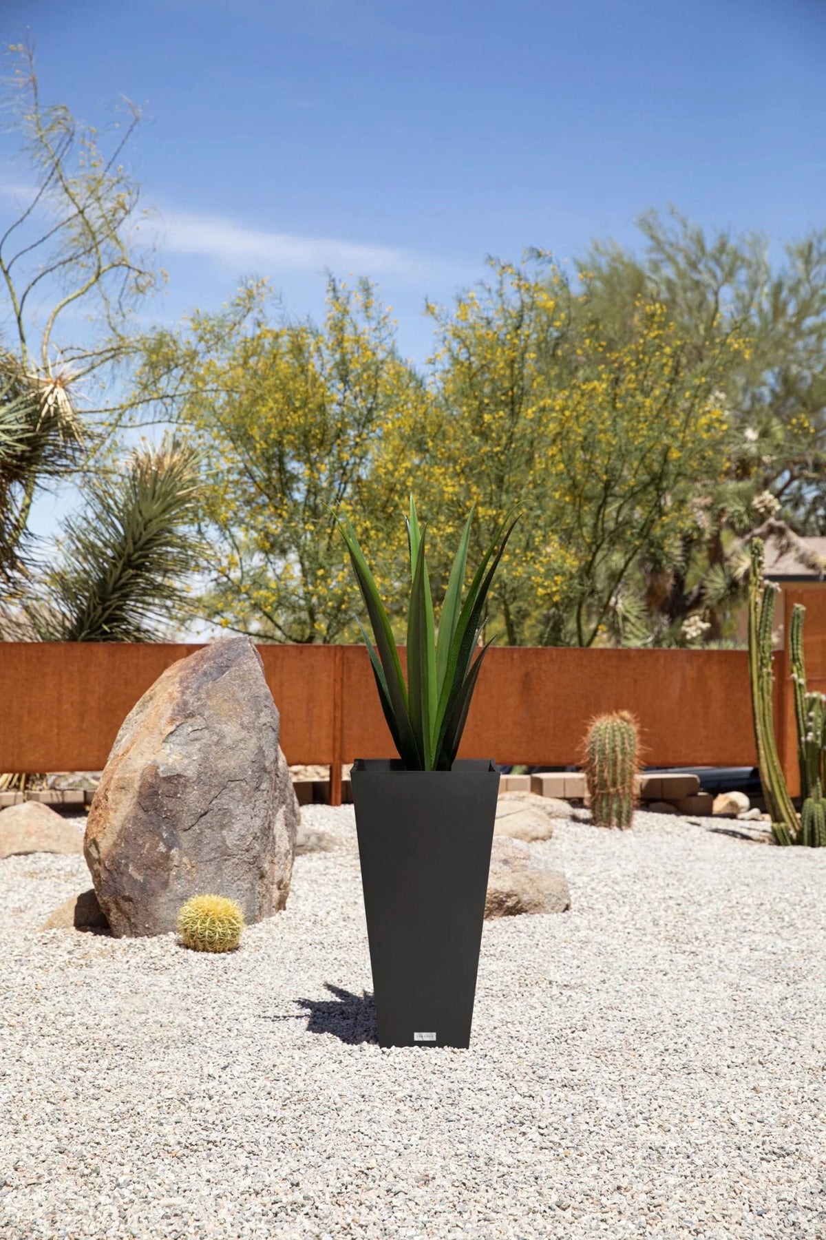 Veradek Pure Series Midland 26" Planter Black
