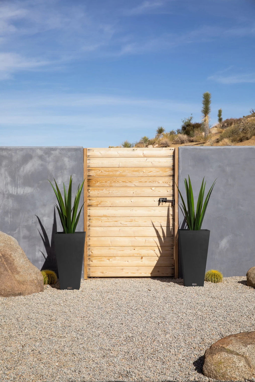 Veradek Pure Series Midland 26" Planter Black