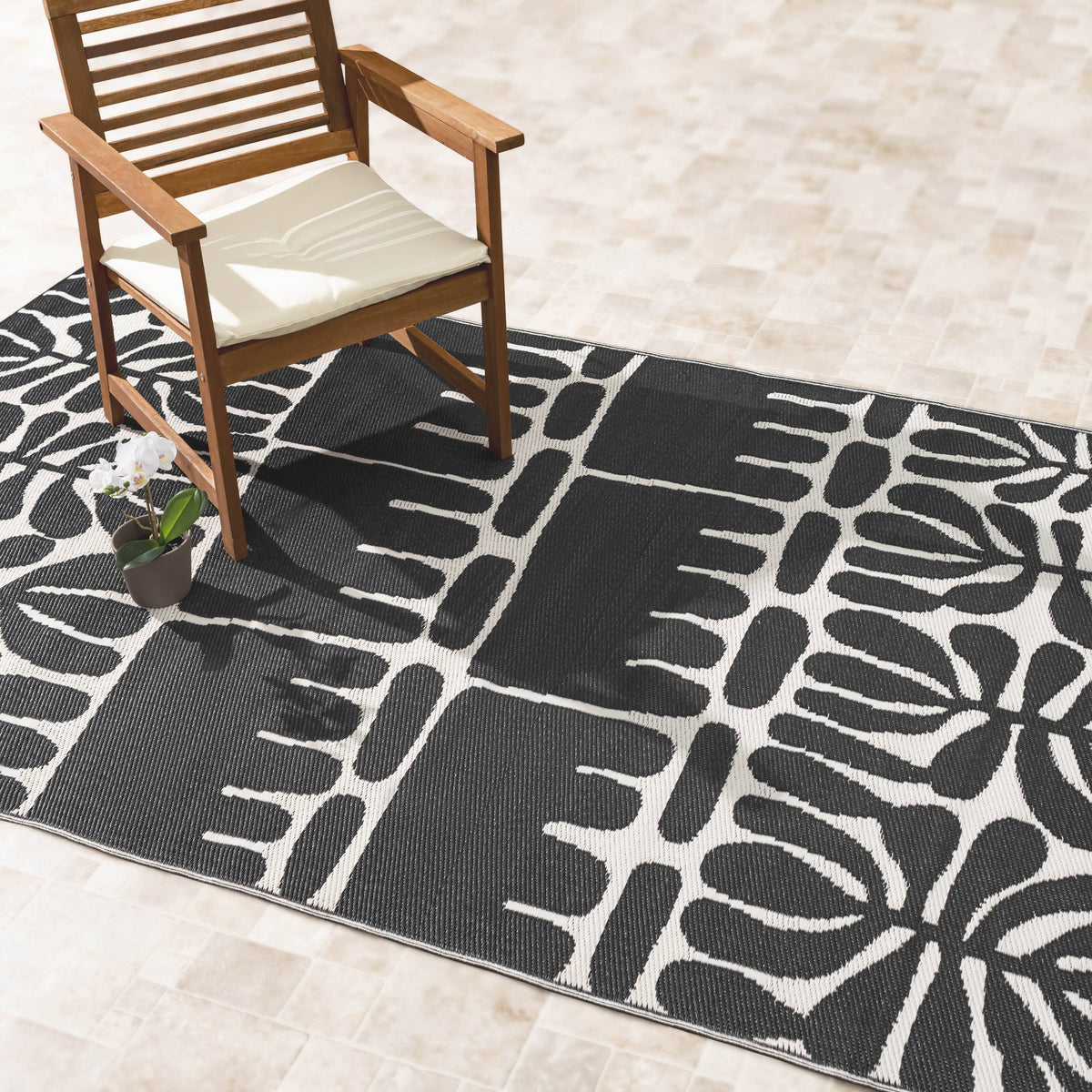 Fab Habitat Serowe Recycled Plastic Rug (Black 8' x 10')