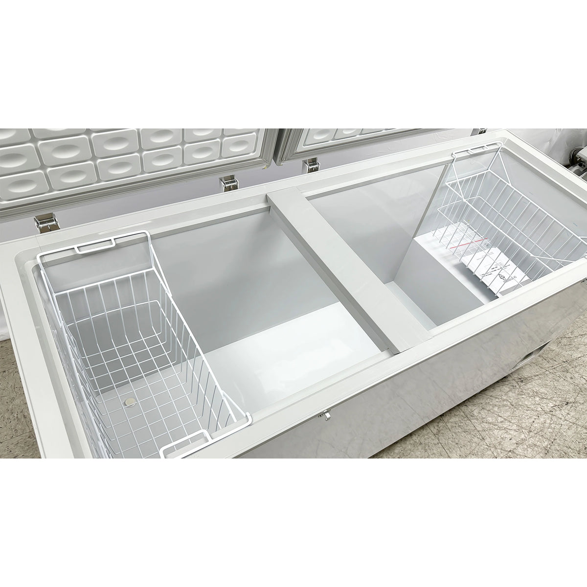 72 Commercial Chest Freezer - 620 L (18 Cu. Ft.) Capacity, Dual Hinged Lids, Digital Temperature Control