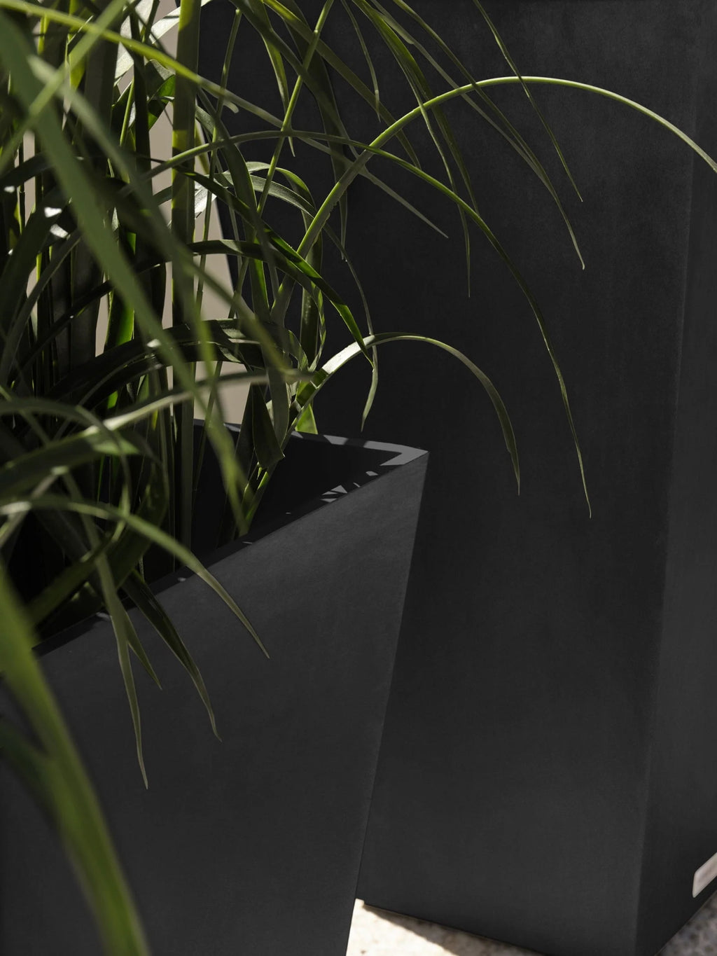 Veradek Pure Series Midland 26" Planter Black